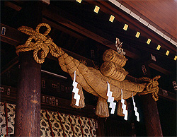 「大注連繩」(osimenawa，大稻草繩)